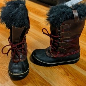 Maroon sorel boots